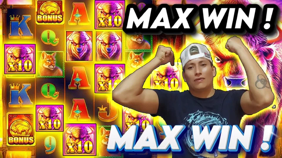 ElCharaPa sacando músculo junto al texto MAX WIN sobre rodillos de slot